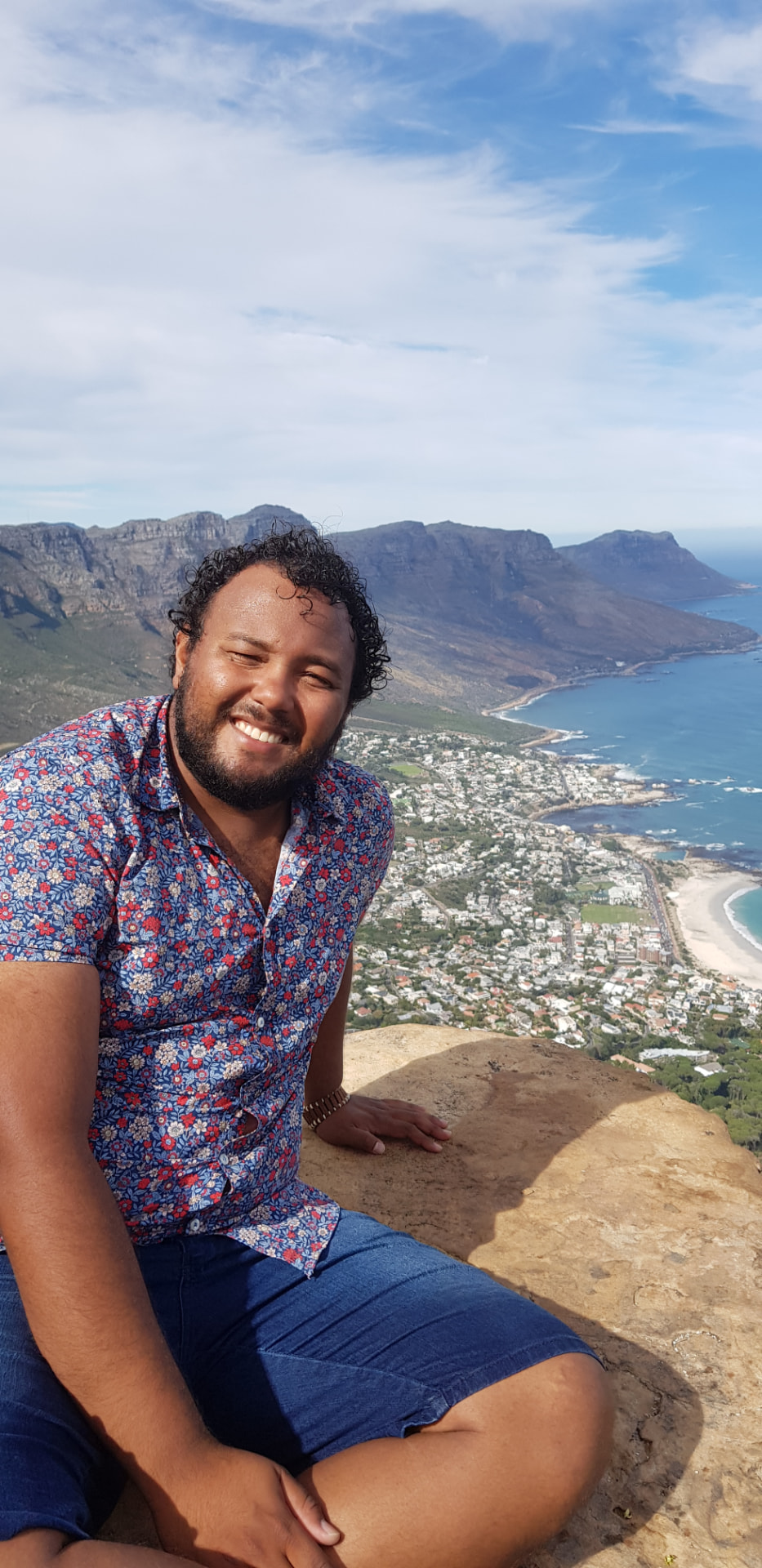 Marcelo Dias com a paisagem da Cidade do Cabo ao fundo